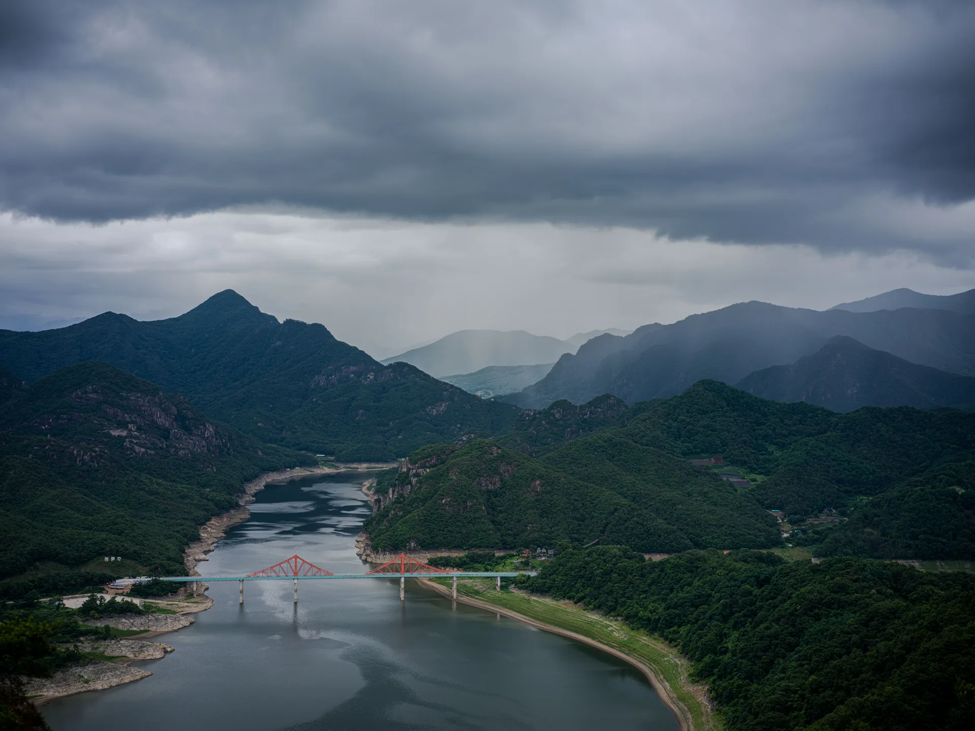 Akeobong, Where the Ridges Slip into Chungju Lake