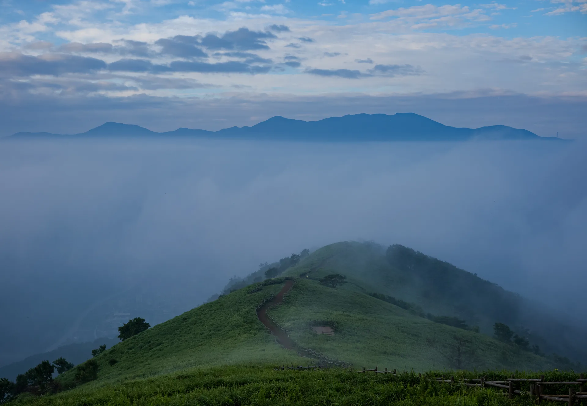 Mindungsan, a Treeless Ridge Wrapped in a Summer Sea of Clouds
