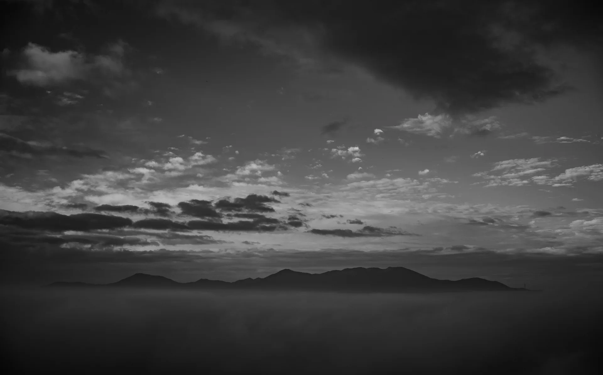 Mindungsan, a Treeless Ridge Wrapped in a Summer Sea of Clouds