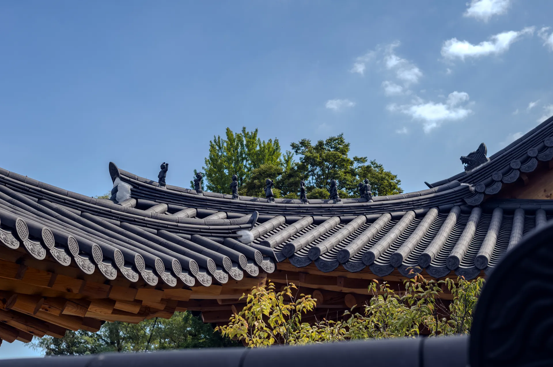 Sunhyewon in September: Hanok, Gold and a Web of Glass