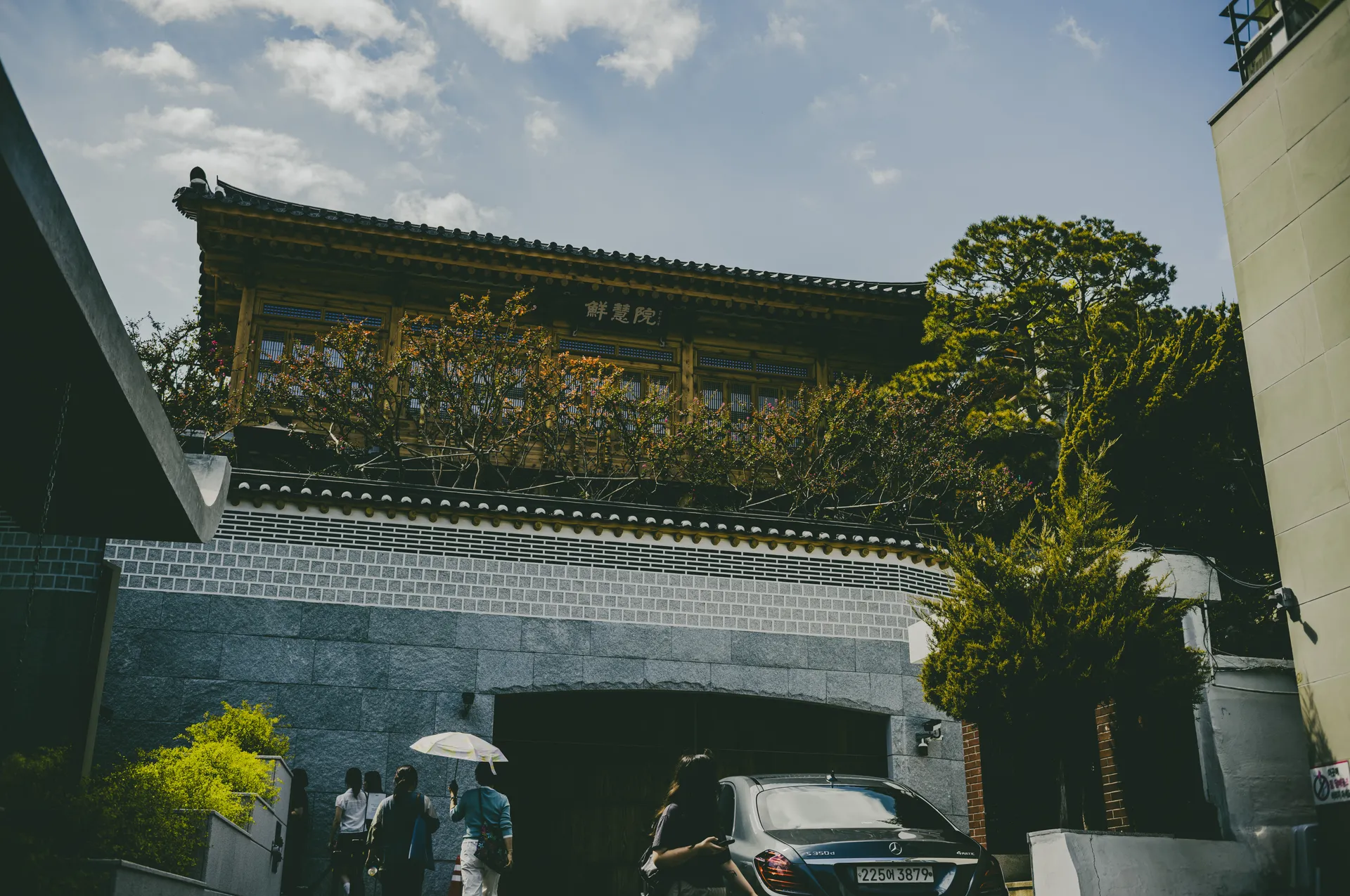 Sunhyewon in September: Hanok, Gold and a Web of Glass