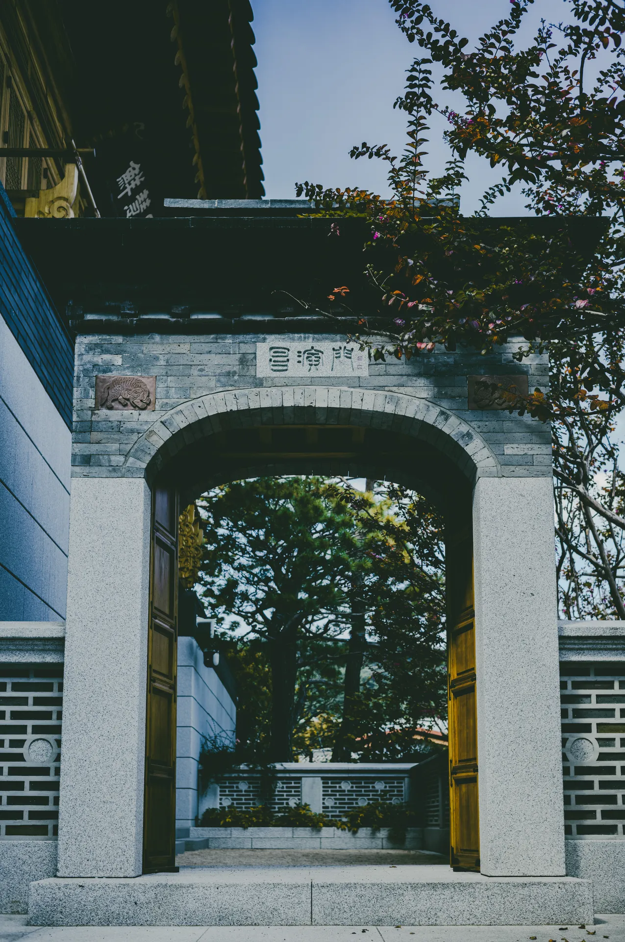 Sunhyewon in September: Hanok, Gold and a Web of Glass