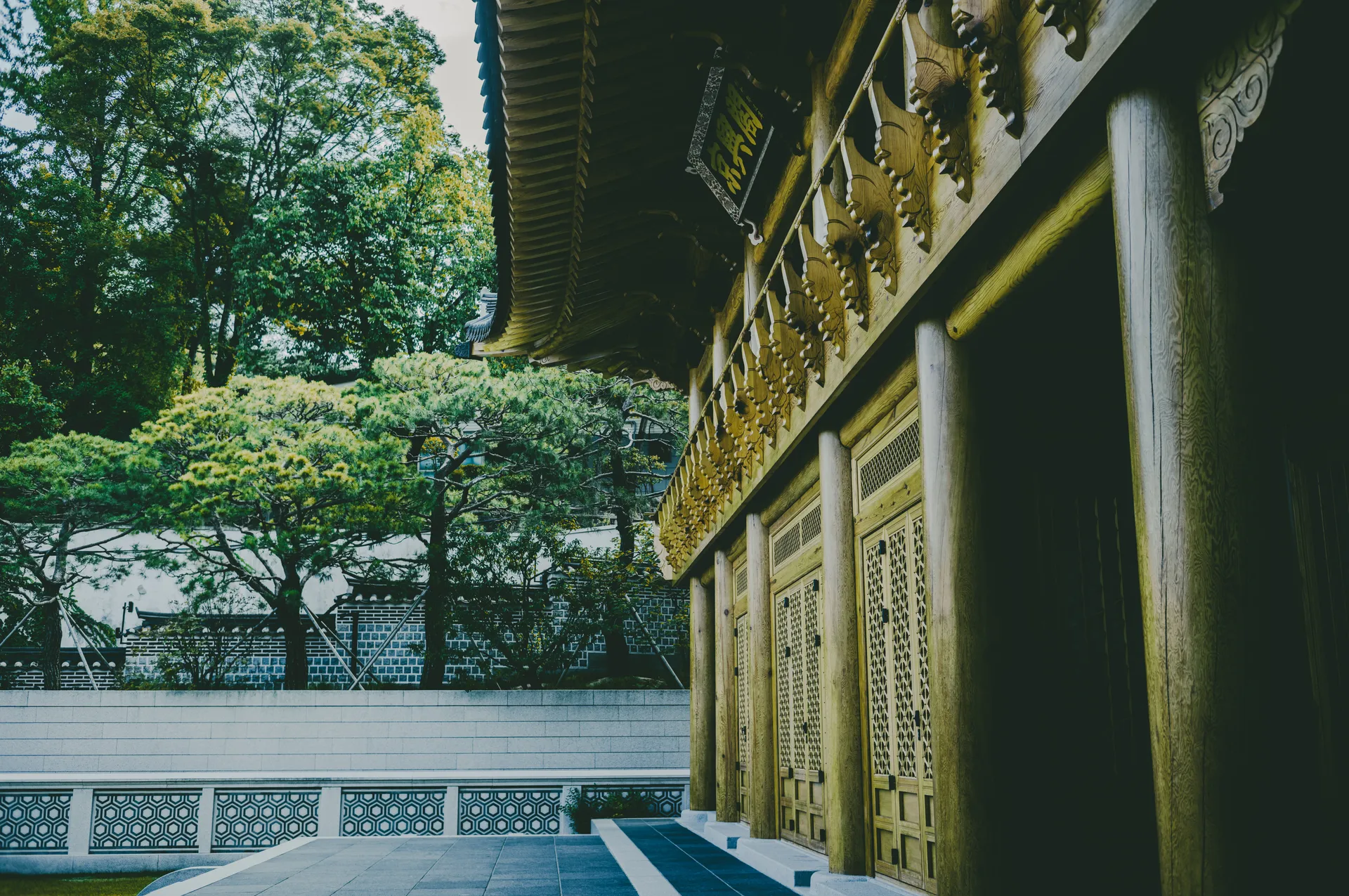 Sunhyewon in September: Hanok, Gold and a Web of Glass